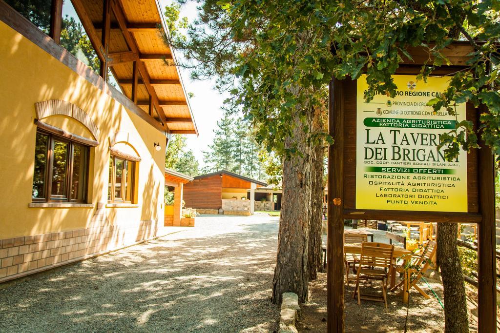 فندق Cotroneiفي  La Taverna Dei Briganti المظهر الخارجي الصورة